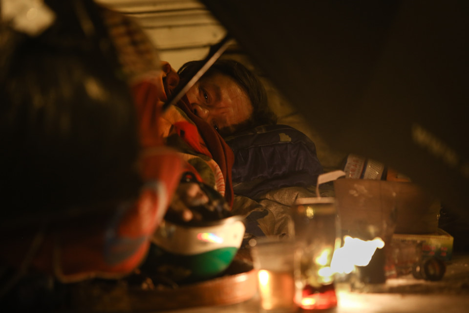 Người Sài Gòn đắp chăn ngủ ngoài đường trong giá lạnh